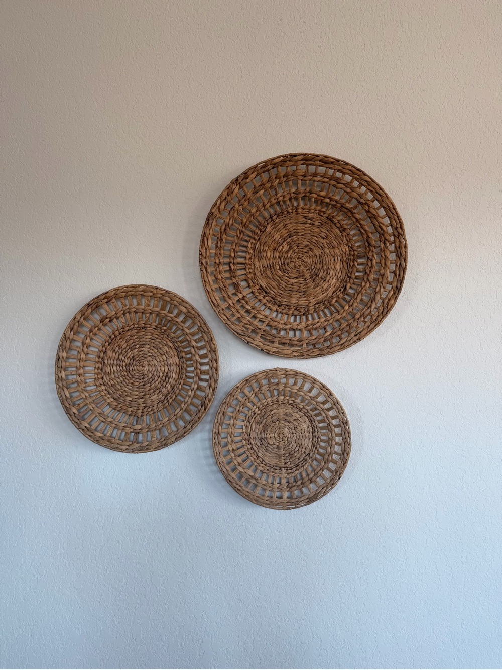 Kirklands Woven Wall Basket Trio in Natural Brown/Tan